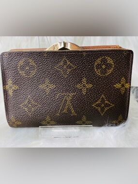 Louis Vuitton Vintage Viennois Wallet with Kisslock. Authentic and rare.